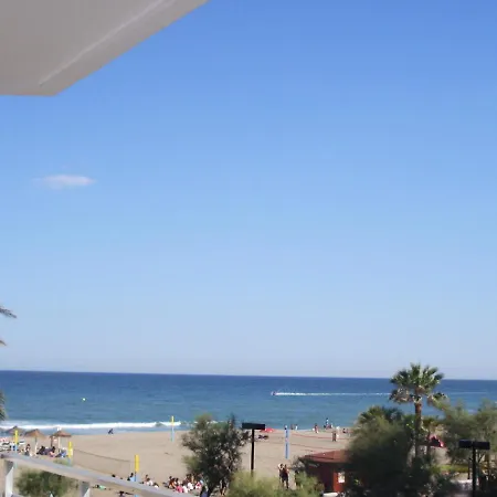 Ronda 3 Beachfront Apartment *